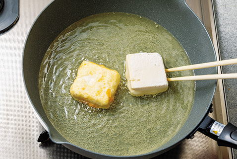 水切りした豆腐を4等分にカットし、強力粉をまぶして、170度の油で揚げる。