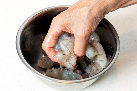 塩・こしょうをしたエビに卵白をからめ、強力粉をまぶして、180度の油で揚げる。